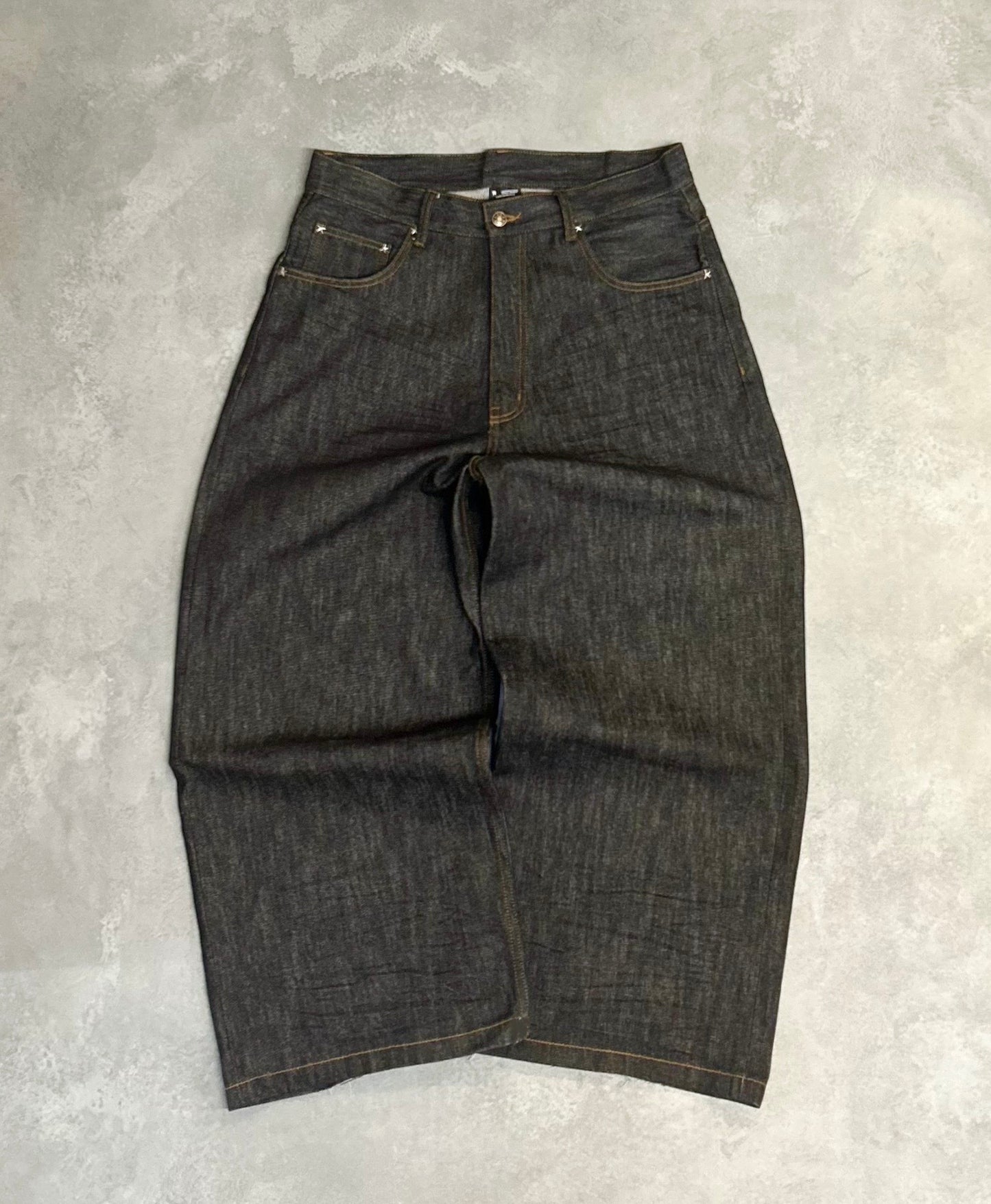 Baggy rigid denim